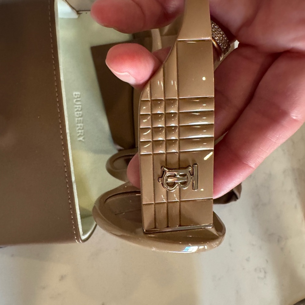 New Burberry Sunglasses never worn - Picture 6 of 8